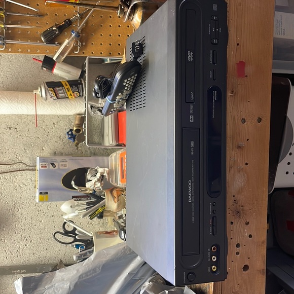 Daewoo Video Cassette Tecorder/DVD player with universal remote - Picture 1 of 6